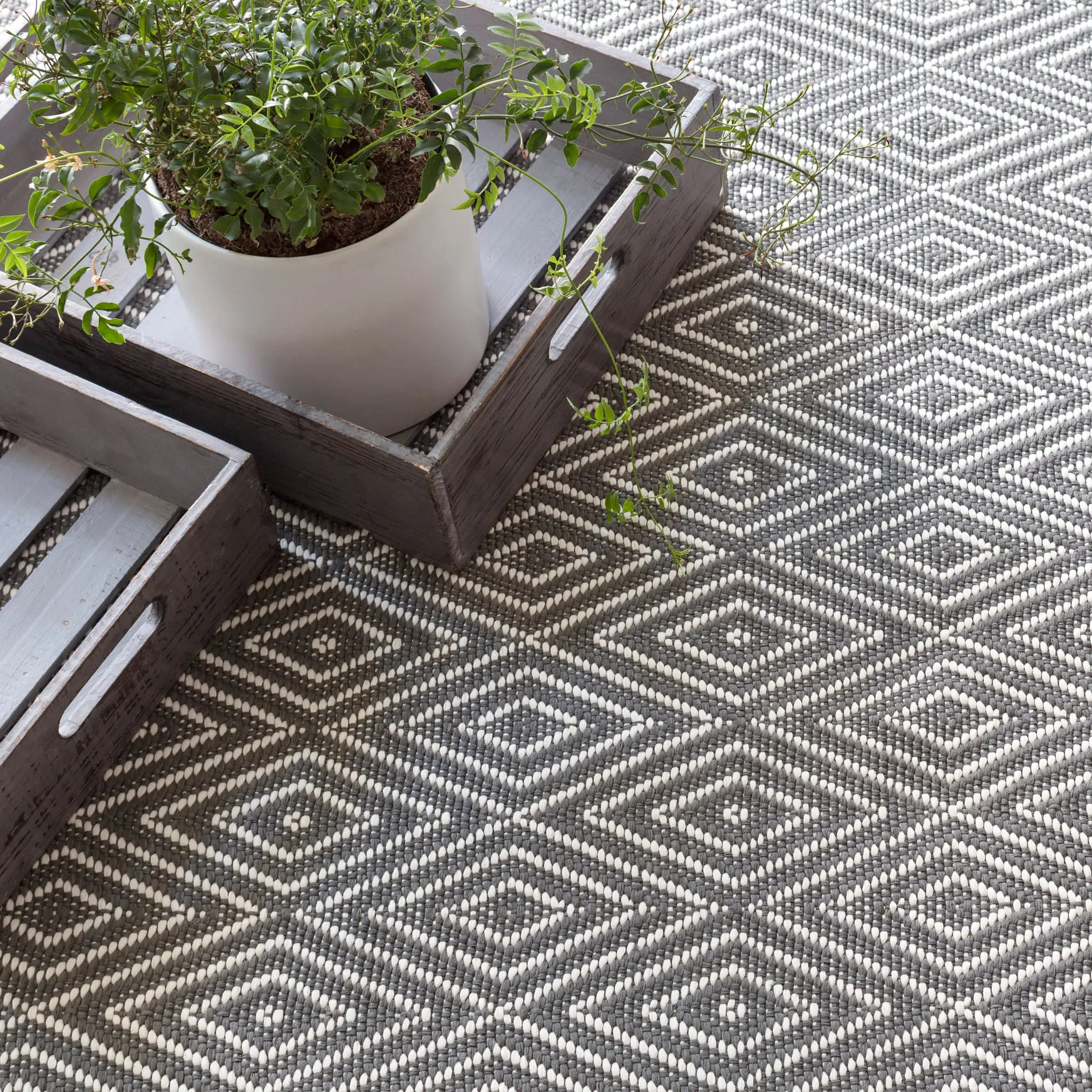 Diamond Graphite/Ivory Handwoven Indoor/Outdoor Rug Swatch