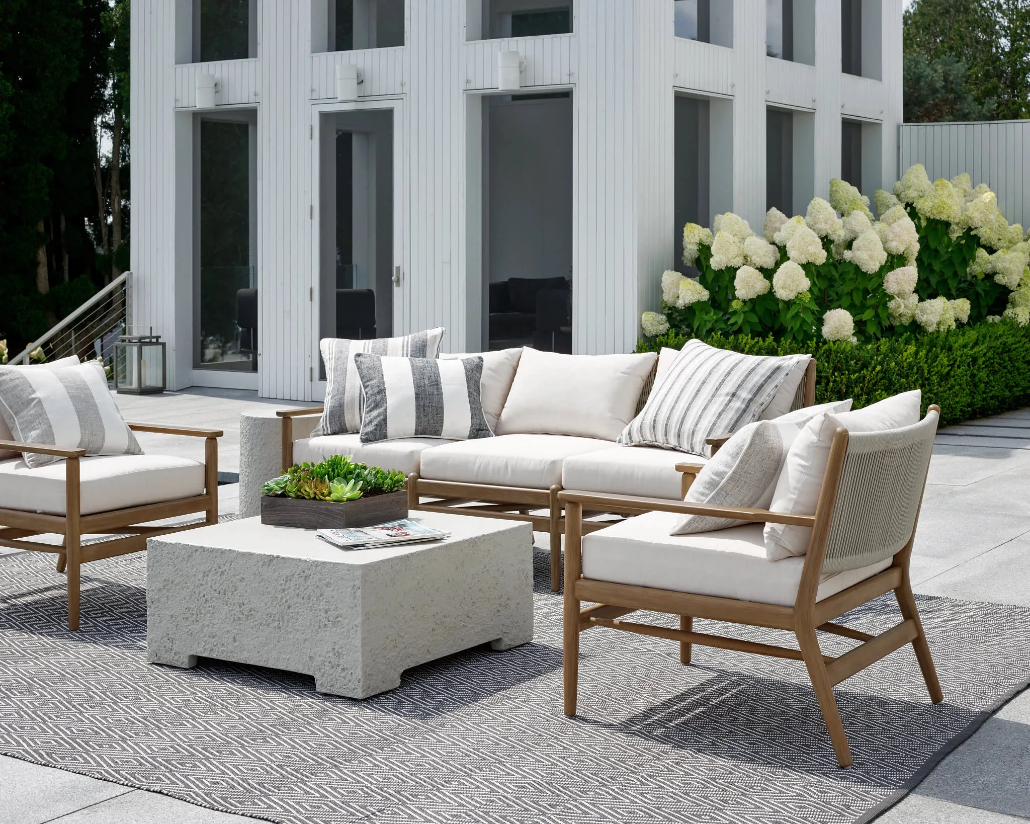 Diamond Graphite/Ivory Handwoven Indoor/Outdoor Rug Swatch