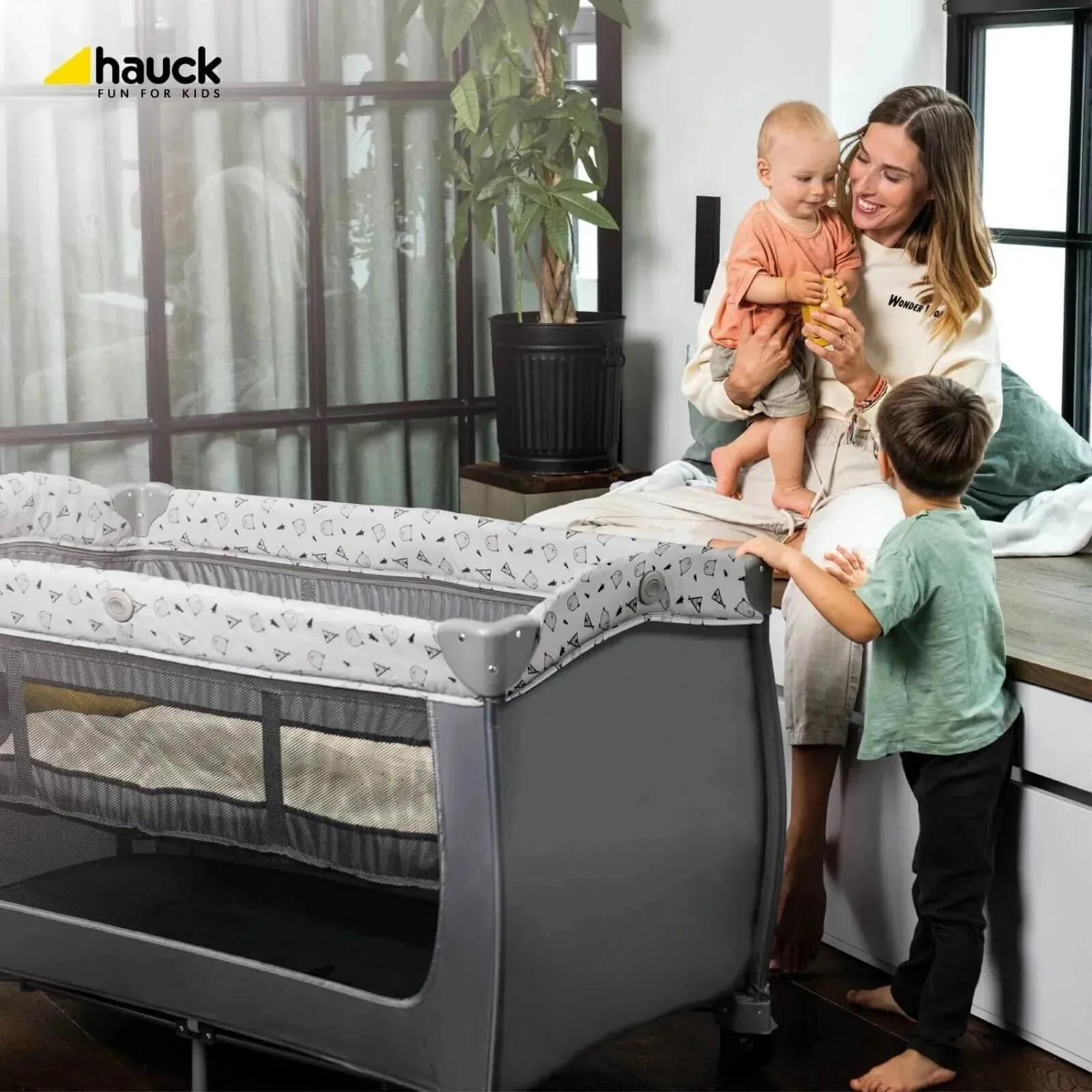 Hauck Sleep n Play Center Bassinet Travel Cot / Playpen - Stars