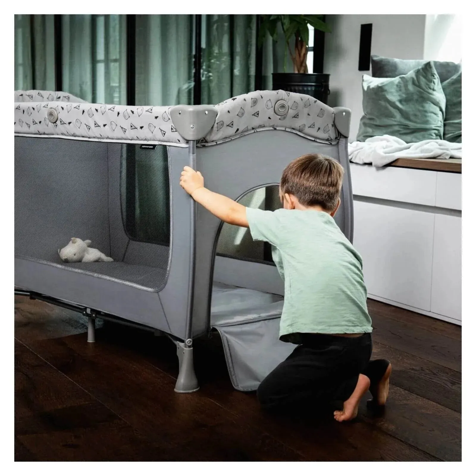 Hauck Sleep n Play Center Bassinet Travel Cot / Playpen - Stars