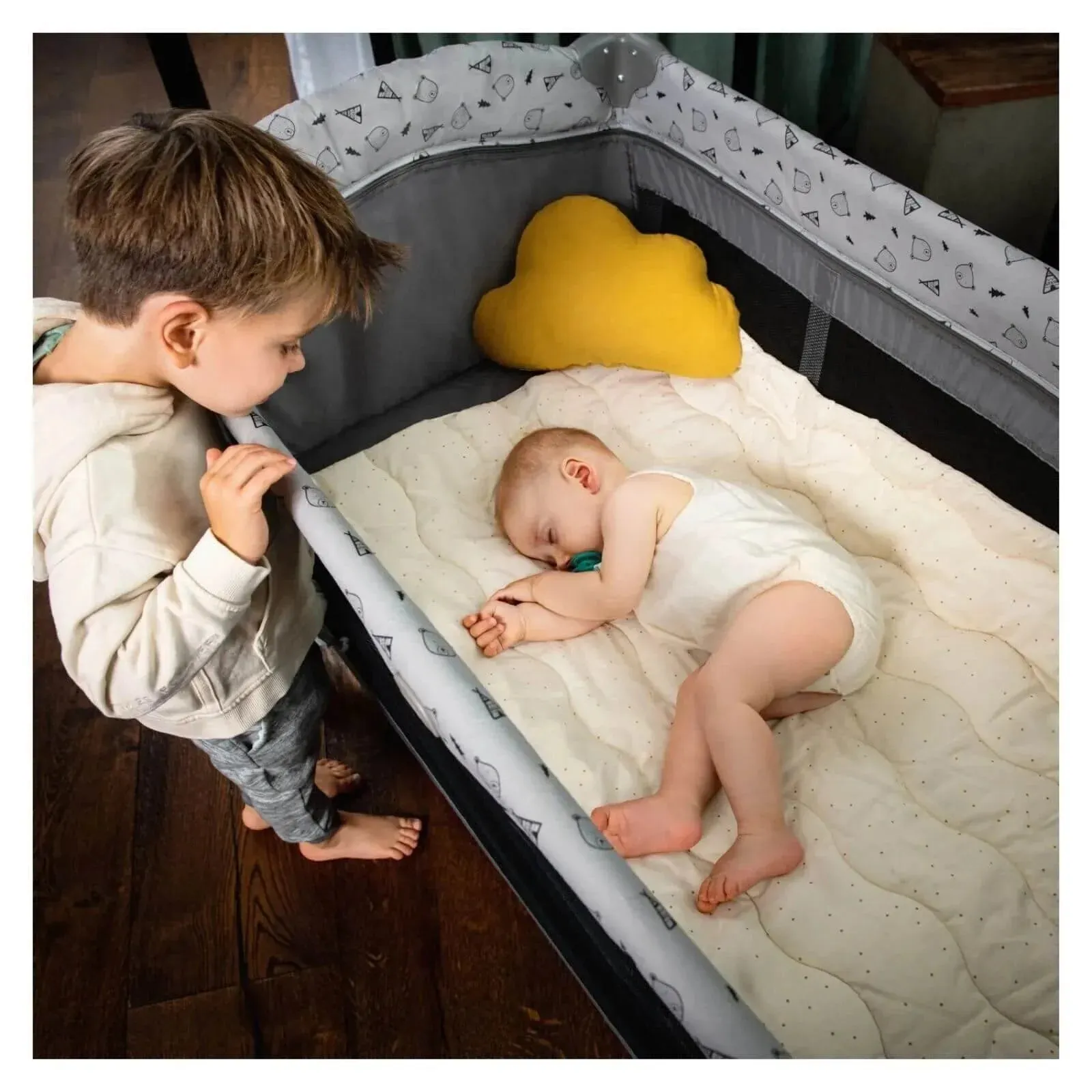 Hauck Sleep n Play Center Bassinet Travel Cot / Playpen - Stars